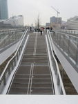907512 Gezicht op de op 16 december 2026 geopende Moreelsebrug voor voetgangers en fietsers, over het ...